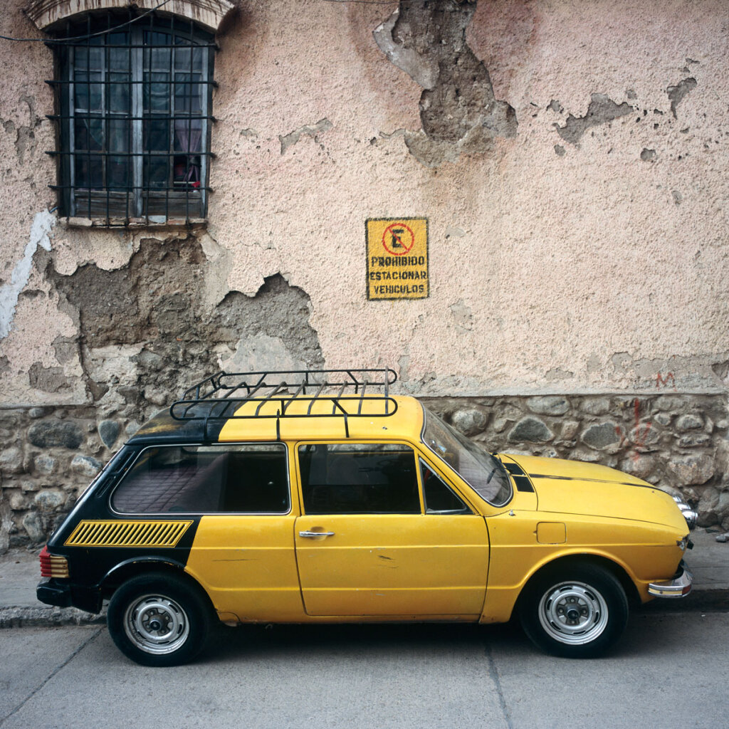 Prohibido Estacionar Vehiculos : Yellow Volkswagen "Brasilia"